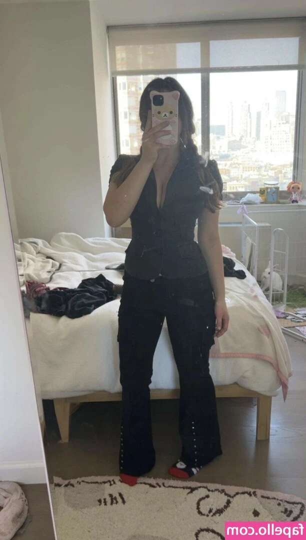 Sara Dobrik [ sara-dobrik ] - I love how see through this top is 👀