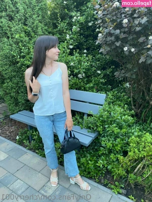 girlyours01 - Out for lunch