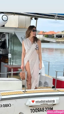 Letícia Spiller [ leticia-spiller ] - Enjoying my cocos? 🥥