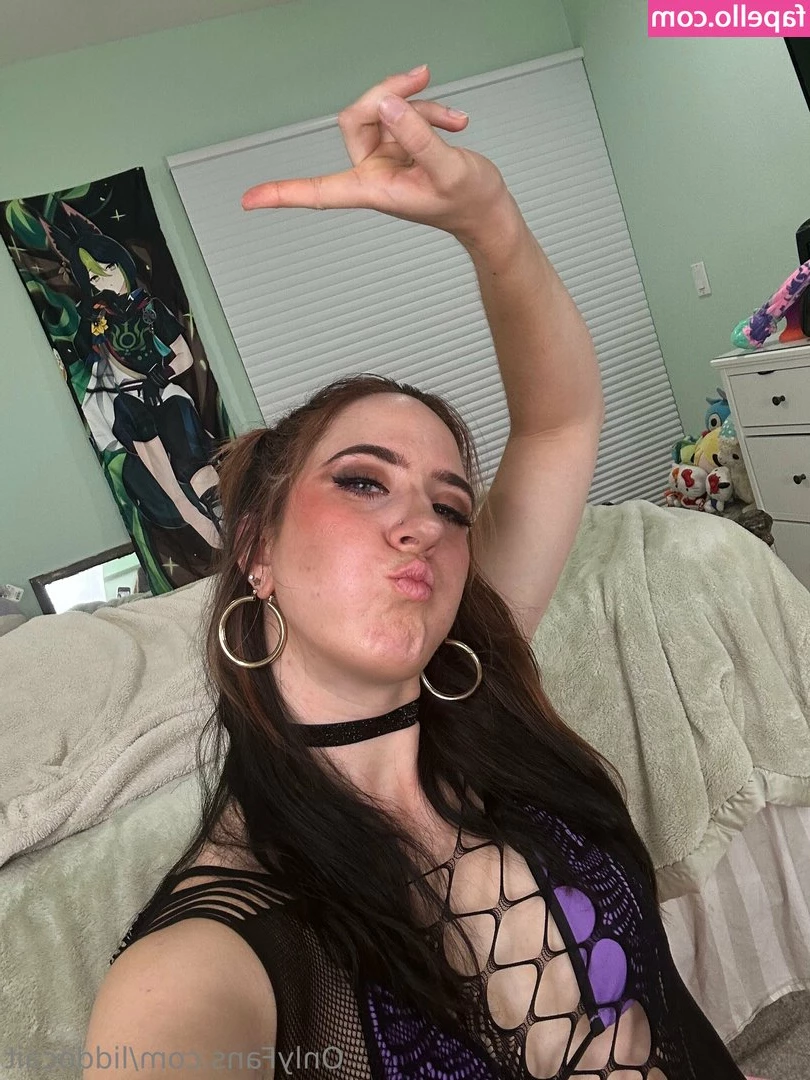 liddocait - Sunbathing and underboob