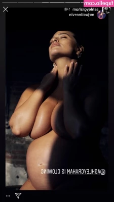 Ashley Graham [ ashley-graham ] - Good afternoon! 1800s babe learned how to take nudes :3