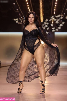Ashley Graham [ ashley-graham ] - Bueno hoy es Juernes   TBT  amp   ThongThursday