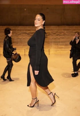 Ashley Graham [ ashley-graham ] - Guess who has something NEW for YOU! 💋