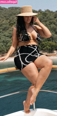 Ashley Graham [ ashley-graham ] - Do you like what you see? 😜 keep watching to see a cheeky angle of