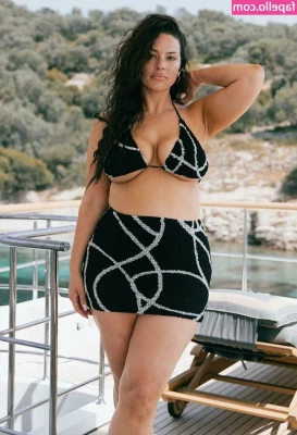 Ashley Graham [ ashley-graham ] - It’s happy hour somewhere!