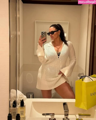 Ashley Graham [ ashley-graham ] - jerking and showing feet on request i guess