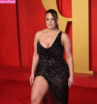 Ashley Graham [ ashley-graham ] - like this post for more undressing videos