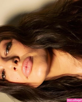 Ashley Graham [ ashley-graham ] - My feet need cleaning.