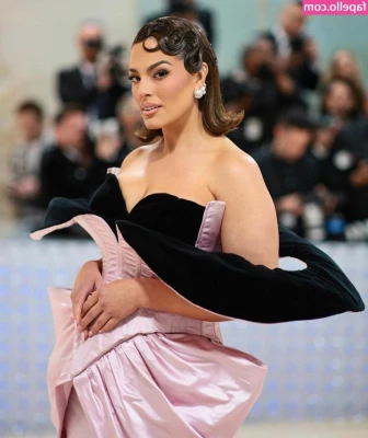 Ashley Graham [ ashley-graham ] - serve me with tips