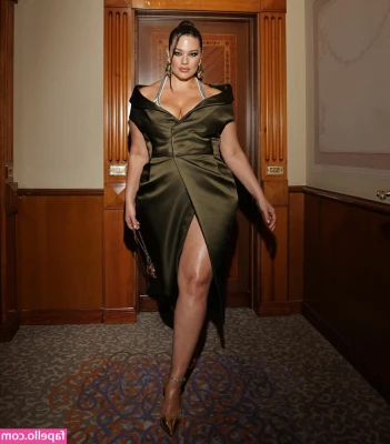 Ashley Graham [ ashley-graham ] - Clean feet ✨