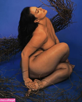 Ashley Graham [ ashley-graham ] - Do you like gamer girls? Y/N? I think I'm going to start doing
