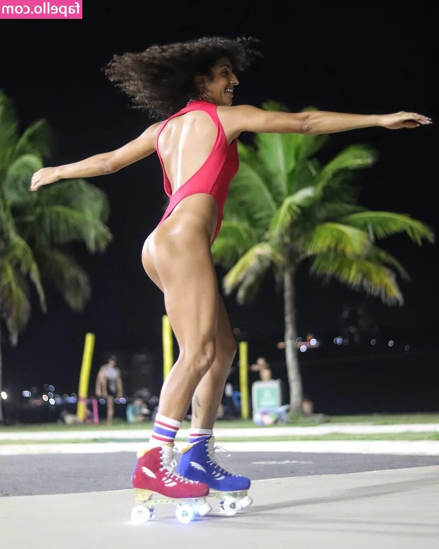 Vitoria Albanese [ vitoria-albanese ] - I would like to feel your warm hands on all the curves of my body...