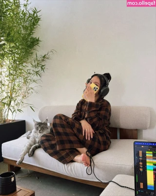 Bella Poarch [ bella-poarch-2 ] - Leave all your worries. Talk to me! 😘