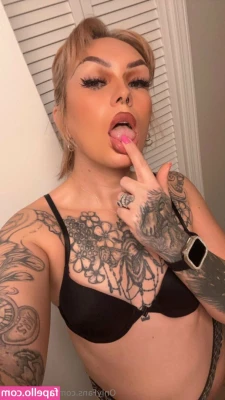 trannyqueen - put ur boys on pause.. spend some time with ur 😻tonight