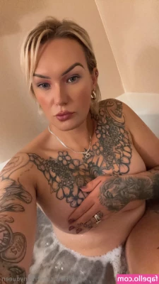 trannyqueen - Better than a glazed donut     I love letting fans do this
