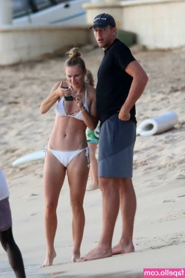 Caroline Wozniacki [ caroline-wozniacki ] - A lovely day to be outside. Do i look better with or without my shirt?