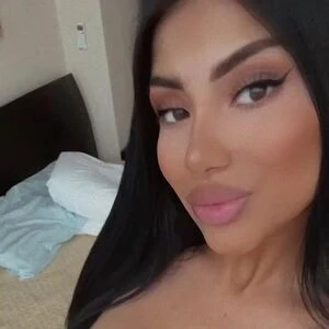 Busty Virtual Model