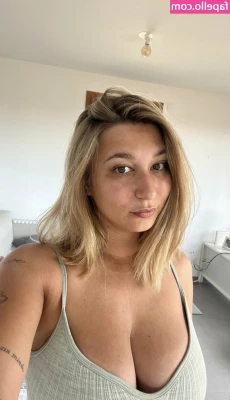 Apoline Perret [ apoline-perret ] - Idk why I gave myself a wedgie