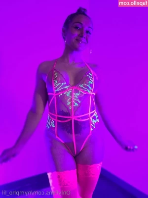 nympho_lil [ nympho-lil ] - I Am In Red  Who s Going In My Bed  Love  Lynn