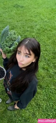 Malina Weissman [ malina-weissman ] - it s the season of giving who wanna give head