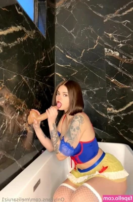 Melisa Ruiz [ melisa-ruiz ] - Hand bra for the win