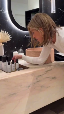  [ jennifer-aniston ] - Hey I m new subscribe