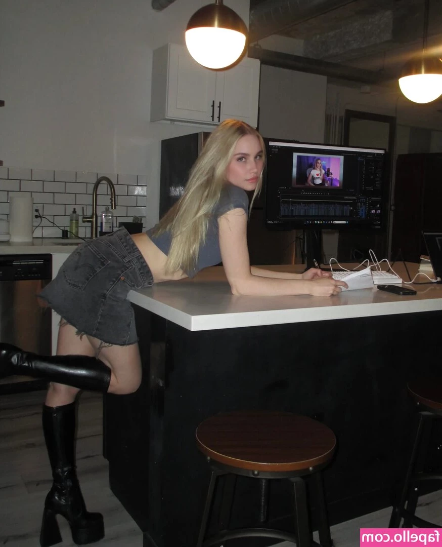 Colette Cherry [ colette-cherry ] - Black and White feet