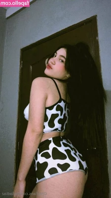 lailadiaz - Watch me get naked and take some raunchy selfies for you!