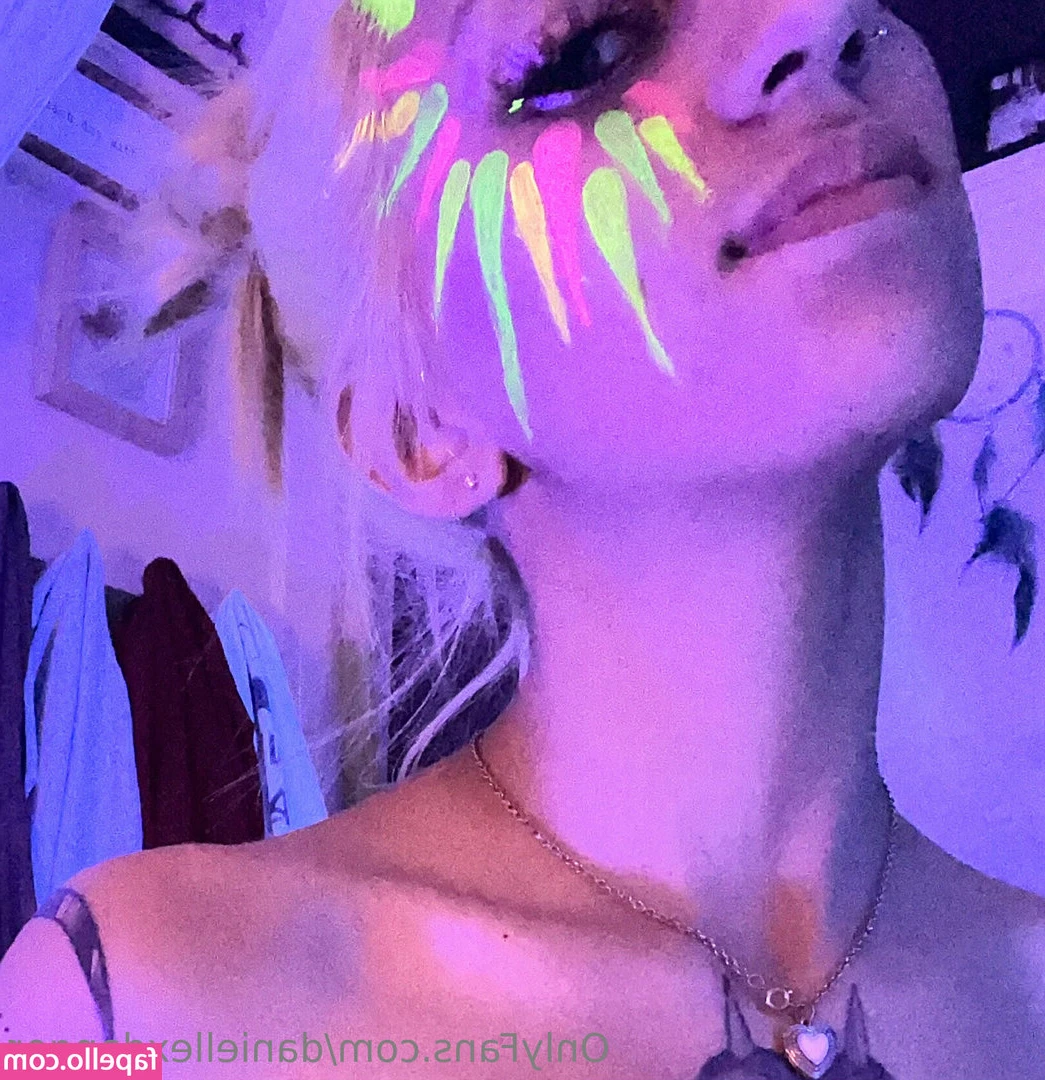 daniellexdanger - My dick gets harder when I'm on vacation. Plz send help.