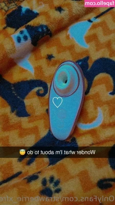 strawberrie_xfree [ strawberrie-xfree ] - Addicted to having my butt plug inside of me 🤤