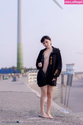 Fantasy Factory [ fantasy-factory ] - Bikini babe on the beach