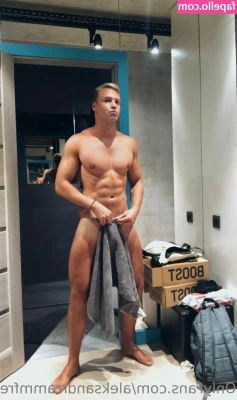 aleksandrrammfree - what do you want to see more of from me?? leave a comment 😘