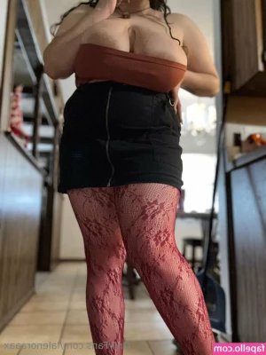 Lalenoraaa [ lalenoraaa-2 ] - Stop and admire my cock… I mean Smell the Roses… 😅