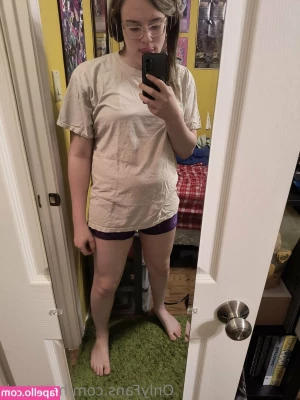 hart_trah [ hart-trah ] - I went to a concert a couple of days ago  and was in a tiny skirt 