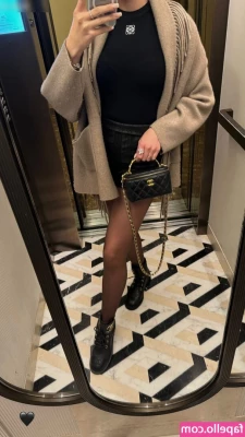 Shania Geiss [ shania-geiss ] - Who s paying for my next pedicure