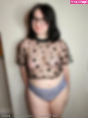 sydneyqofficial_public [ sydneyqofficial-public ] - cant post on twitter yall look how pretty i look