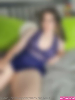 sydneyqofficial_public [ sydneyqofficial-public ] - Kisses for Daddy, from his favorite little homewrecker.😘