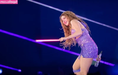 Shakira - Flashing my perky tits for you