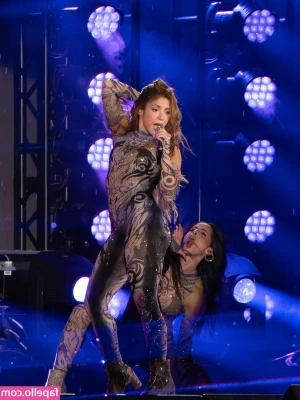 Shakira - Which wet, creamy hole looks tastier?! 😋🤭