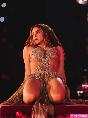 Shakira - Panty peel!