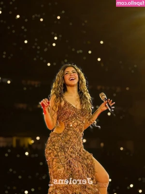 Shakira - Live is complicated on this lol