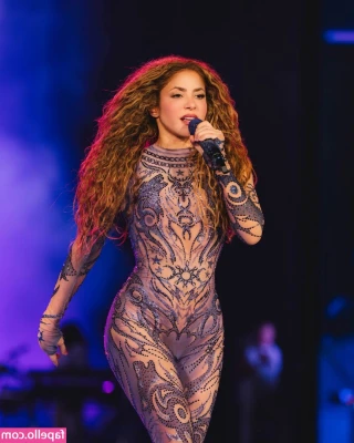 Shakira - Taking my belly for a walk... what would you do guys if you saw me on
