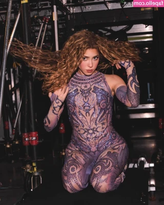 Shakira - Want to see the next bit??
