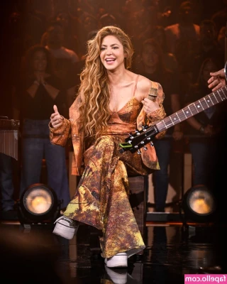 Shakira - Are your hands free today? 😜