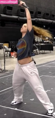 Shakira - Want a hug 🥺