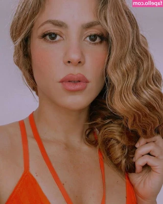 Shakira - Trying to figure out how to go live soon it s been glitchy
