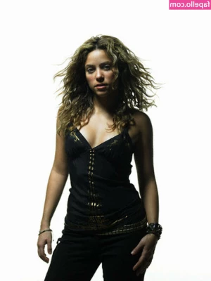 Shakira - This kitten is waiting for you