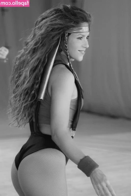 Shakira - I can t wait to take off this black sweater  There s nothing