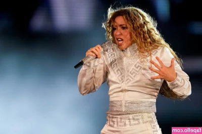 Shakira - I’m ready to squeeze your head between my legs