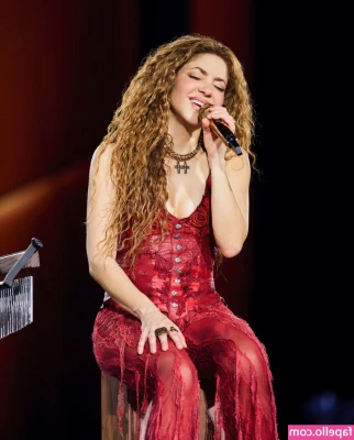 Shakira - Hahaha It almost fits 😂😂😭😭